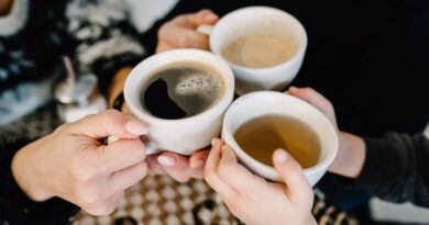 Sự khác nhau giữa việc uống trà và cà phê mỗi ngày đối với sức khỏe